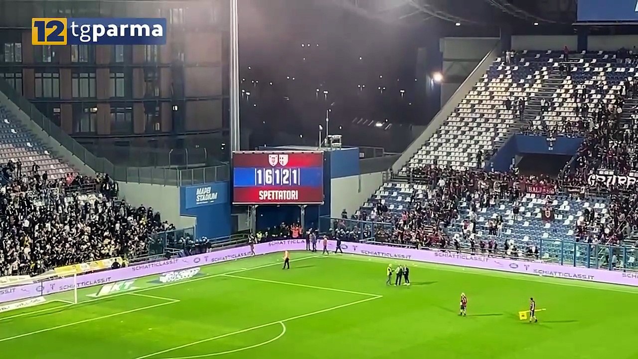 DERBY: TENSIONE A FINE GARA, GRUPPO TIFOSI REGGIANA ENTRA IN CAMPO DA UN VARCO | DERBY: TENSIONE A FINE GARA, GRUPPO TIFOSI REGGIANA ENTRA IN CAMPO DA UN VARCO