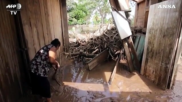 Honduras, la gente del posto torna nelle case devastate dalle gravi inondazioni