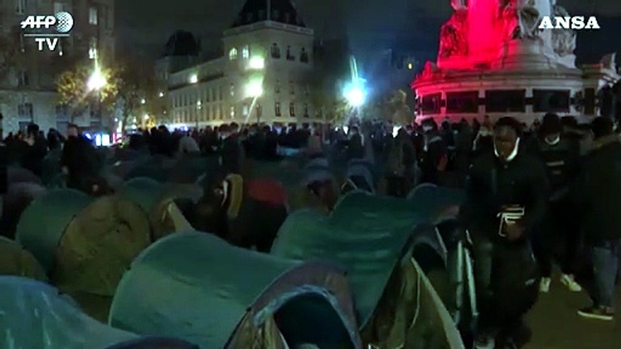Migranti, polemiche in Francia per uno sgombero con la forza a Parigi