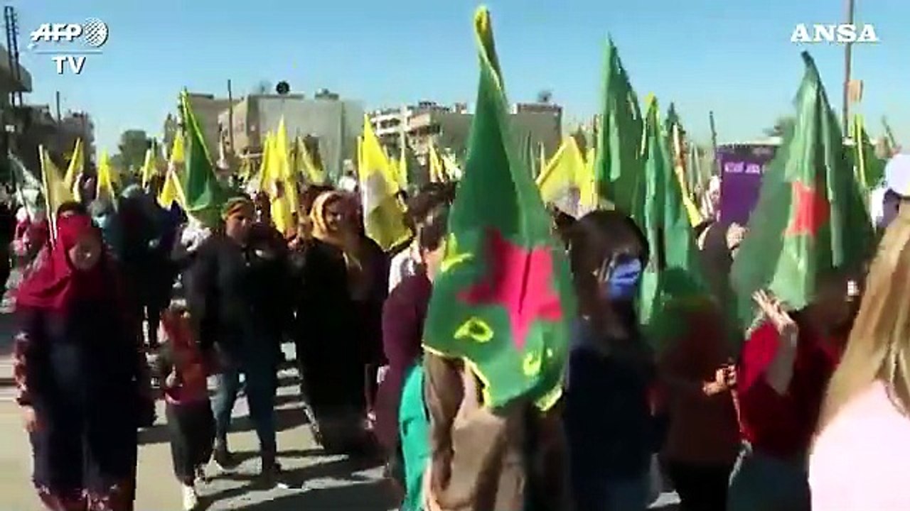 Siria, donne curde si radunano per manifestare contro l'offensiva turca