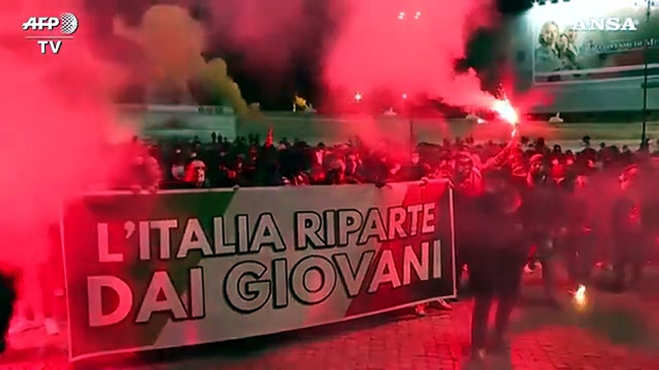Ancora proteste a Roma contro le misure anti Covid: scontri con la polizia