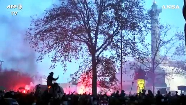 Guerriglia urbana a Parigi, la polizia ricorre agli idranti per disperdere la folla