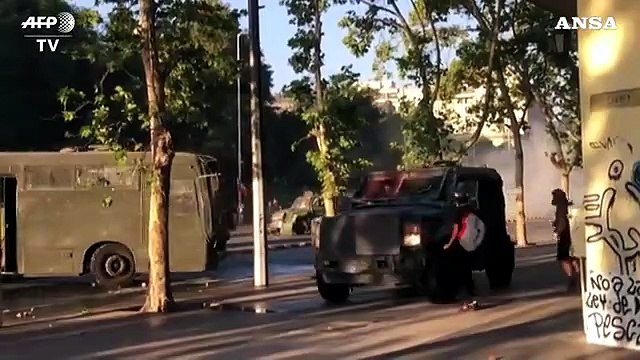 Cile, a Santiago scontri con la polizia durante il corteo contro il presidente