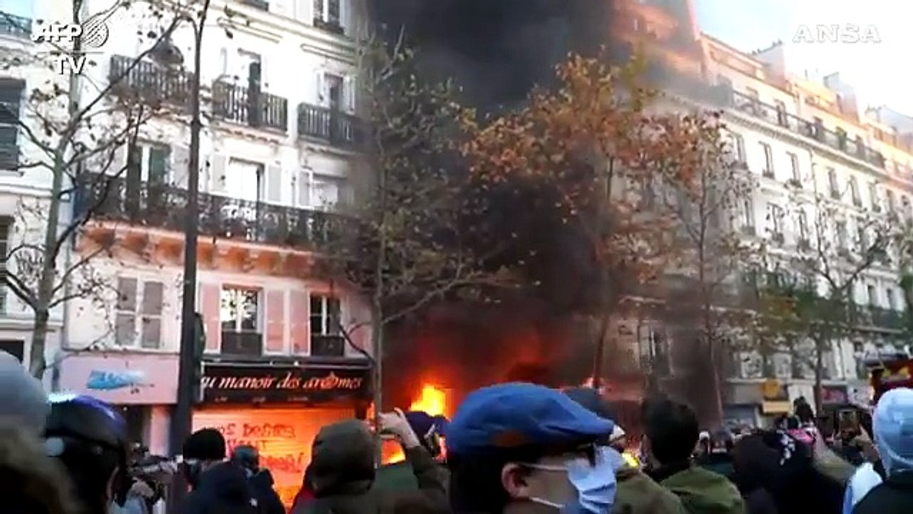 In migliaia contro la legge sulla sicurezza, scontri a Parigi