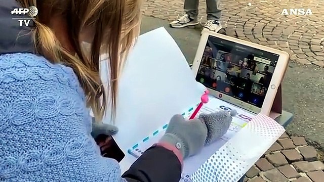 Azzolina: Se si allentano misure scuola va aperta