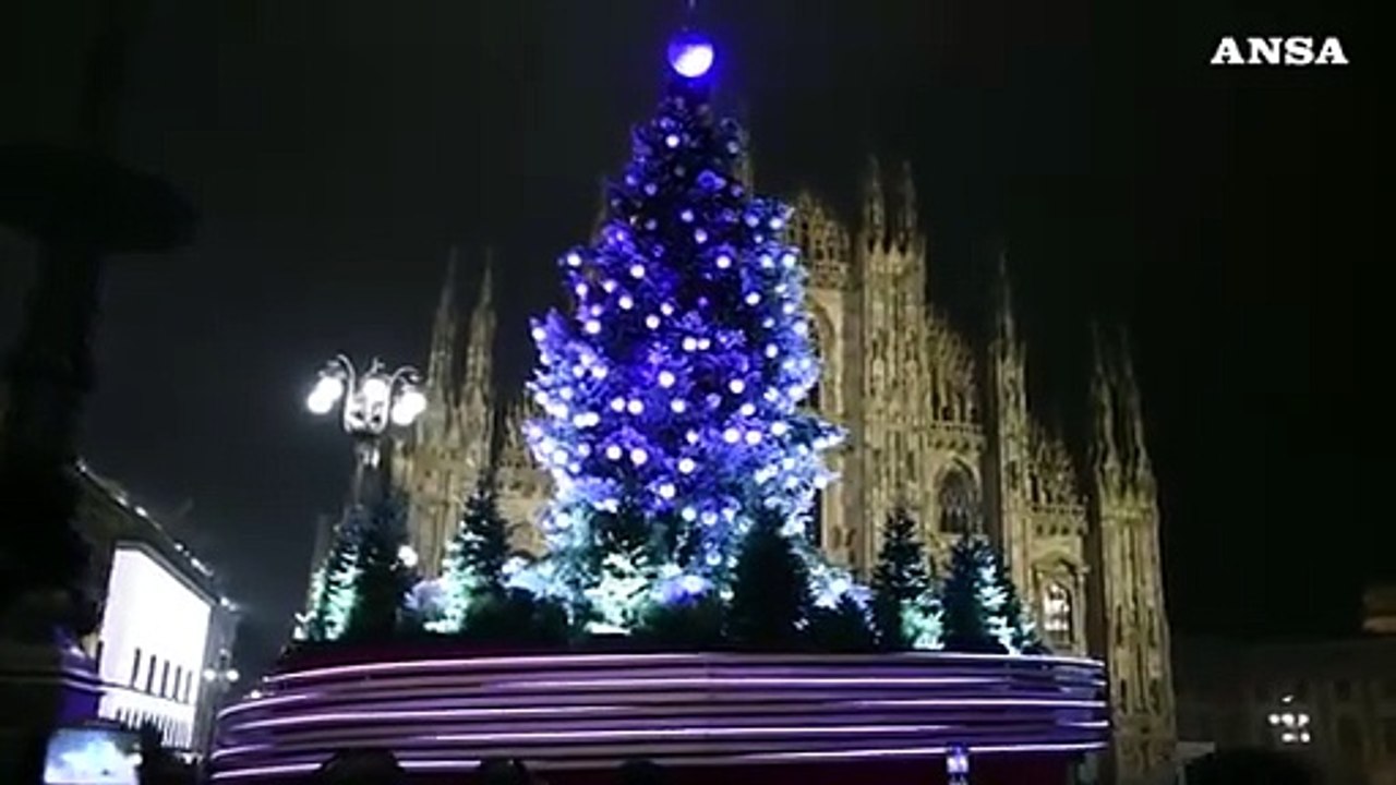 Al via da piazza Duomo il 'Natale degli alberi' di Milano