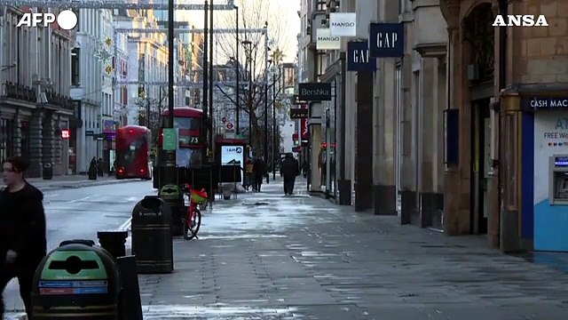 Londra, strade deserte dopo l'annuncio di Johnson di un nuovo lockdown