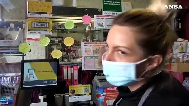Il bar in cui e' vietato parlare di coronavirus, con tanto di segnali