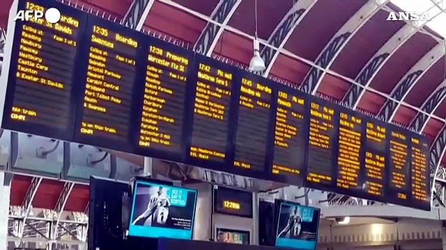 Fuga da Londra in lockdown, assalto alle stazioni