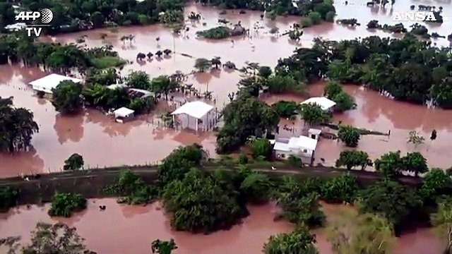 Honduras, le conseguenze dell'uragano Iota: l'aeronautica militare salva le persone intrappolate nel fiume