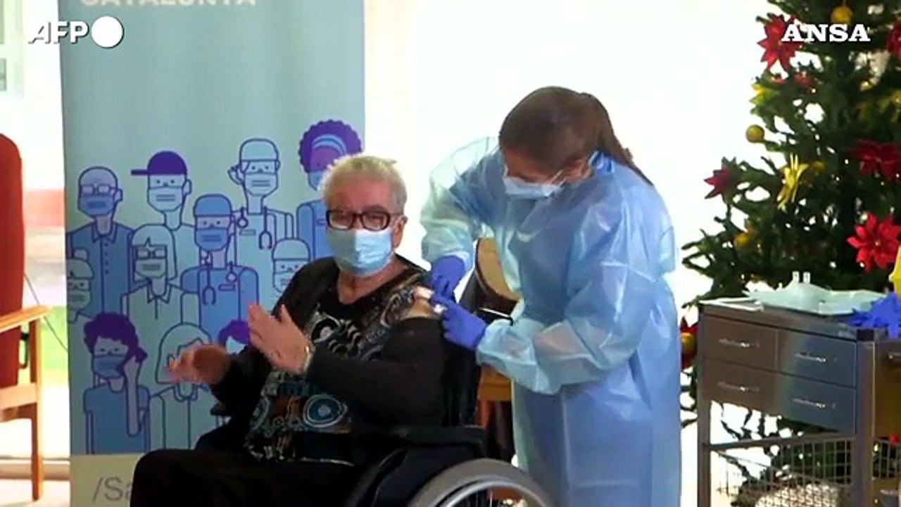 In Spagna, la prima a vaccinarsi e' l'ospite di una casa di riposo