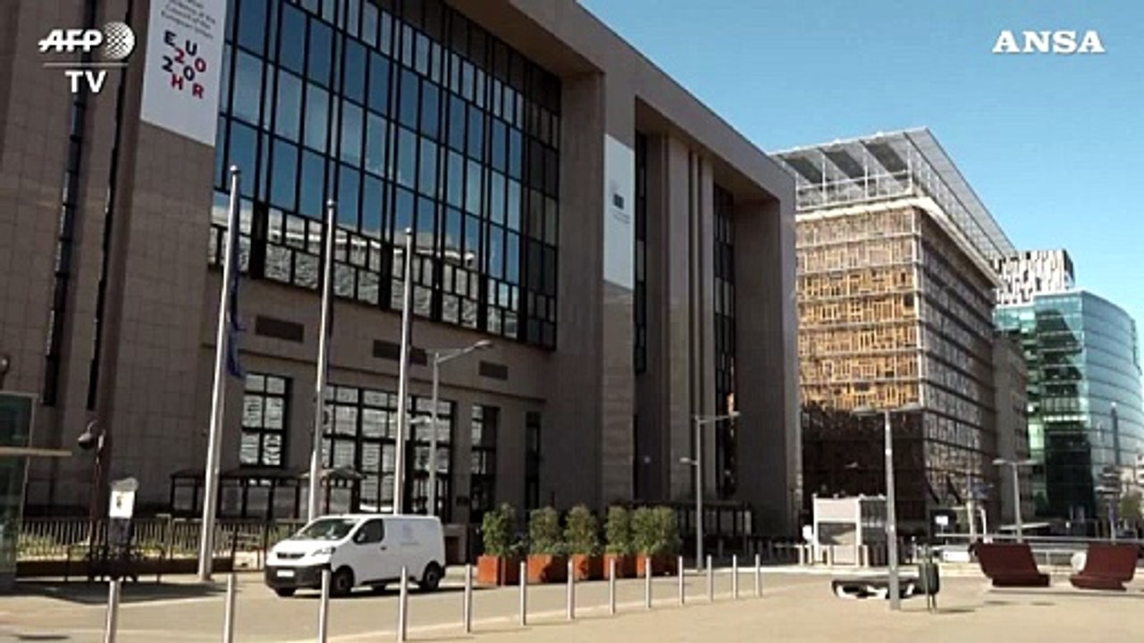 Covid, ok dell'Ue al contratto: si spera nei primi vaccini entro l'anno