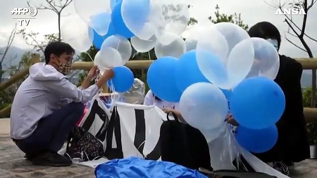 Hong Kong, palloncini con dei messaggi per attivisti arrestati