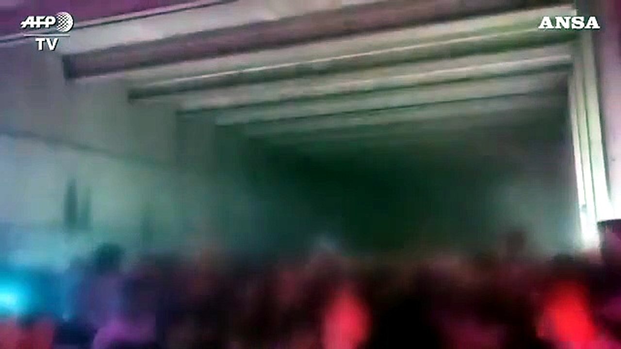 Festa clandestina a Parigi, centinaia di giovani ballano nel pieno della pandemia