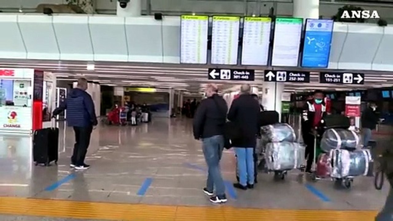 All'aeroporto Leonardo Da Vinci l'arrivo dei passeggeri con ultimo volo British 560 da Londra