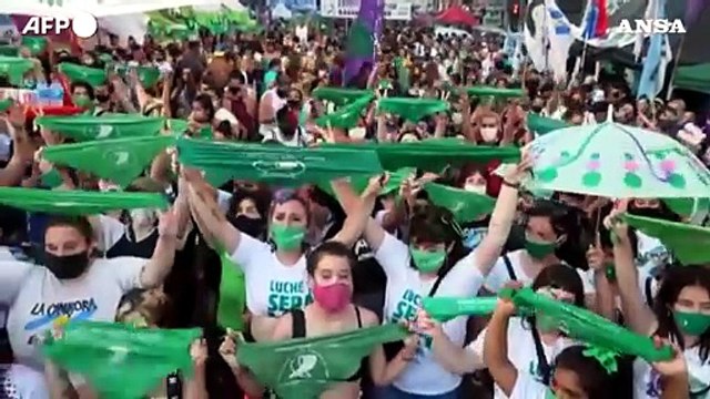 Argentina, attivisti pro-choice e anti-aborto manifestano fuori dal Senato