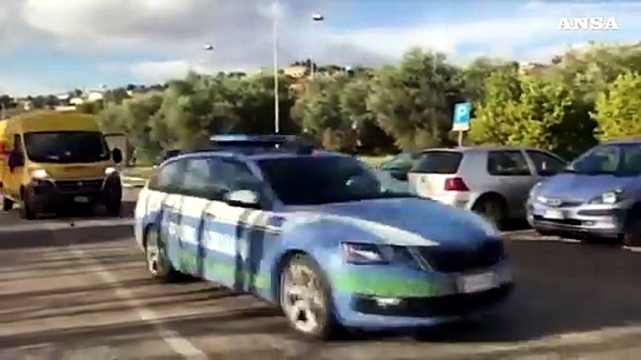 Covid, la polizia stradale consegna i vaccini agli ospedali di Matera, Taranto e Foggia