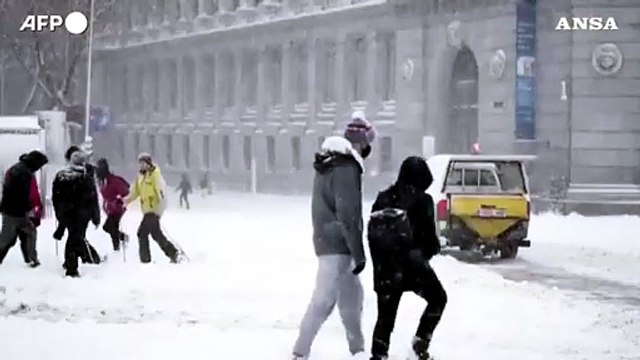 Madrid sommersa dalla neve, allerta meteo in tutta la nazione