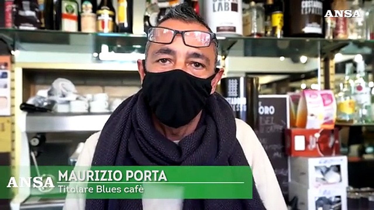 Protesta #Io Apro a Torino, il bar che sfida le misure del Governo