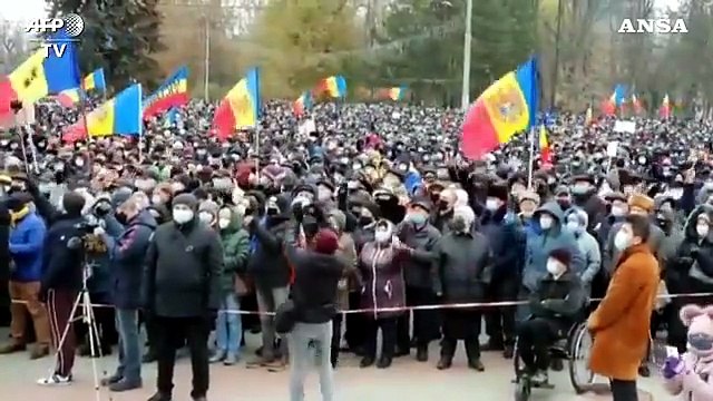 Moldavia, in migliaia in piazza con Maia Sandu per chiedere di sciogliere il Parlamento