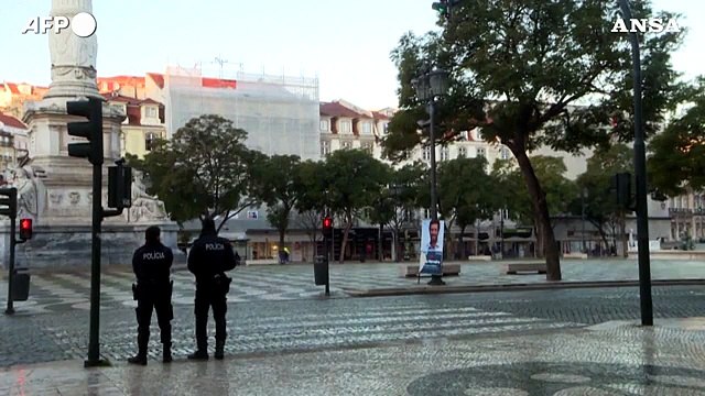 Covid, il Portogallo torna in lockdown: strade semi-deserte a Lisbona