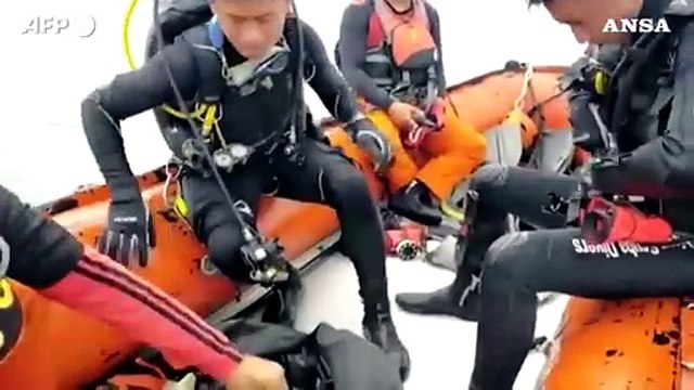 Aereo precipitato in Indonesia, ritrovati detriti al largo di Giacarta