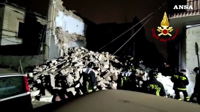 Crolla una palazzina disabitata nel Barese, nessun ferito