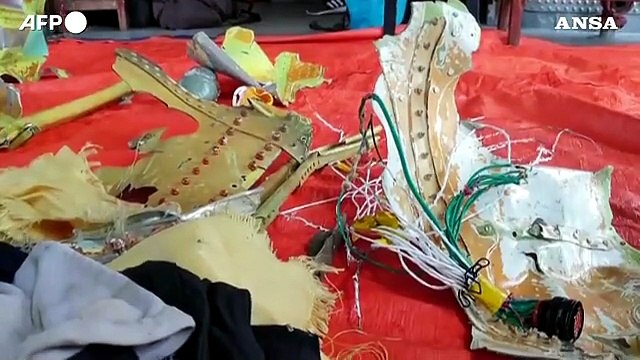 Aereo precipitato in Indonesia, ritrovato scivolo di evacuazione tra i detriti recuperati