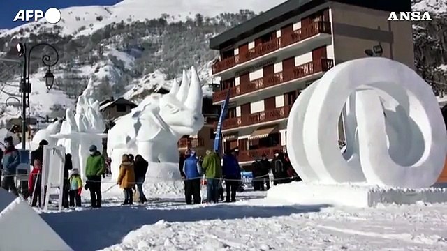 Francia, la gara di sculture di neve a Valloire