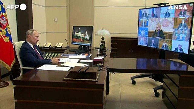 Vaccini, Putin: Dalla prossima settimana somministrazioni di massa per tutta la popolazione