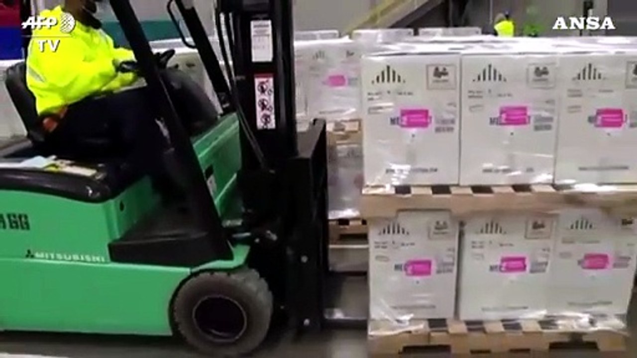 Covid, i camion con i vaccini lasciano la Pfizer