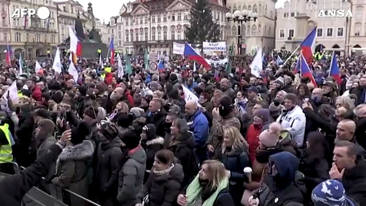 Praga, migliaia in piazza senza mascherina per protestare contro le nuove restrizioni anticovid