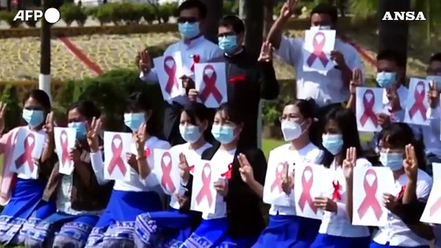 Birmania, dipendenti pubblici protestano contro il colpo di Stato