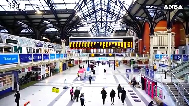 Covid, le stazioni ferroviarie di Londra deserte nel primo giorno di lockdown