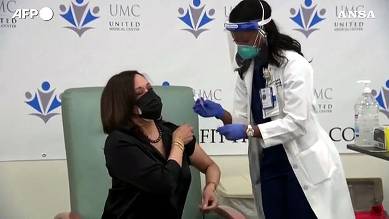 Usa, Kamala Harris si sottopone al vaccino anti-covid