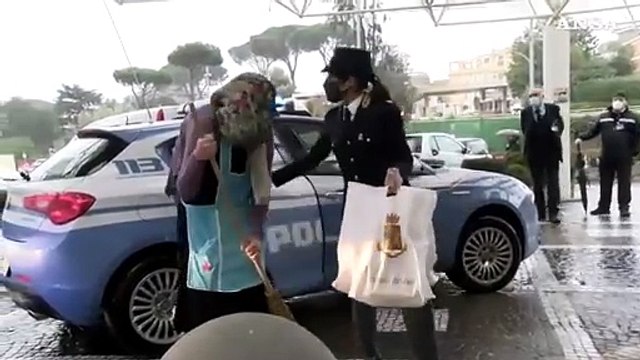 La befana della Polizia fa visita al Gemelli di Roma