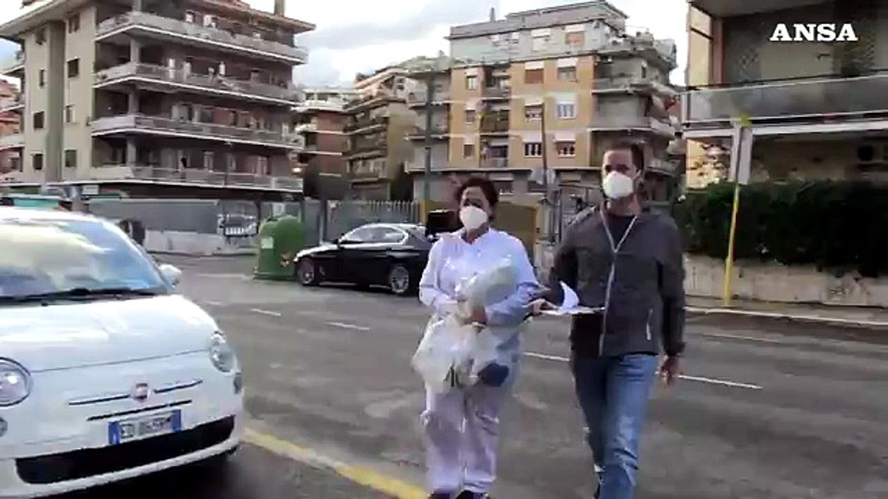 Covid, parla il primo medico a sottoporsi al vaccino: "C'e' curiosita' non paura"