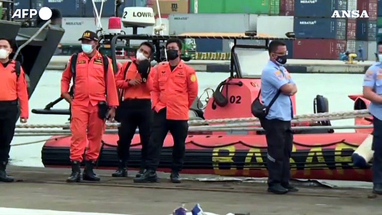 Indonesia, Giacarta: esaminati i detriti recuperati dal luogo dell'incidente aereo
