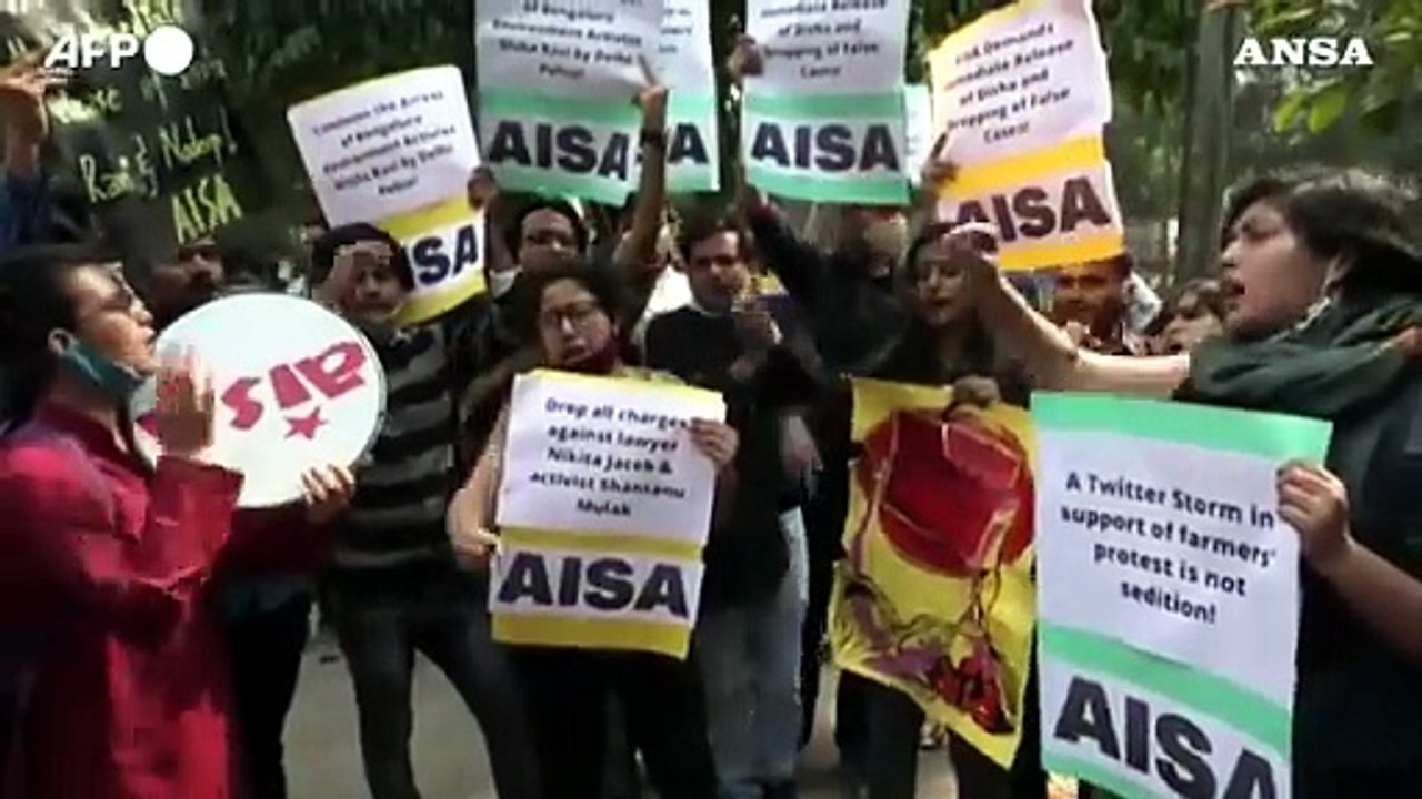 Nuova Delhi, studenti protestano per l'arresto di un attivista ambientalista