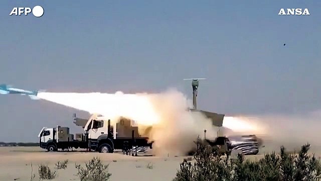 Iran, la marina svela le nuove navi da guerra nel Golfo dell'Oman