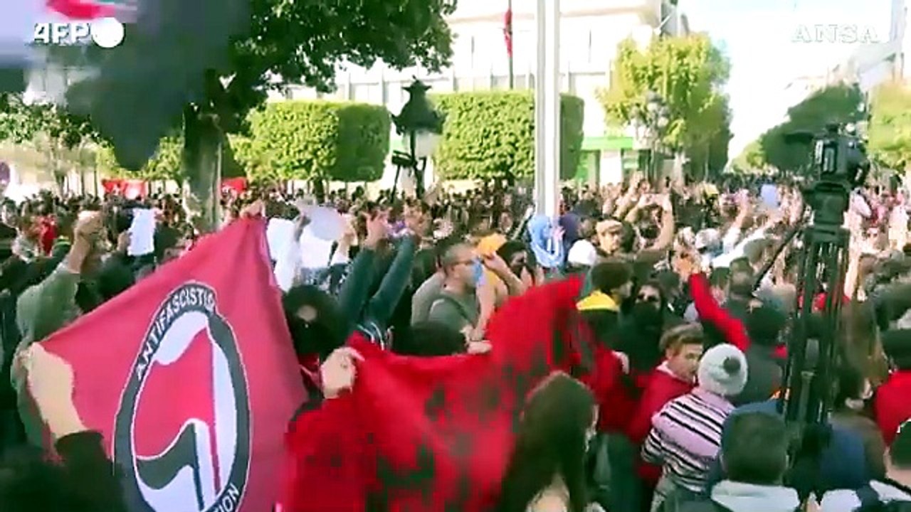 Tunisia, centinaia di giovani protestano contro lo "Stato di polizia"