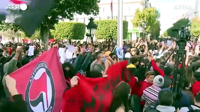 Tunisia, centinaia di giovani protestano contro lo Stato di polizia
