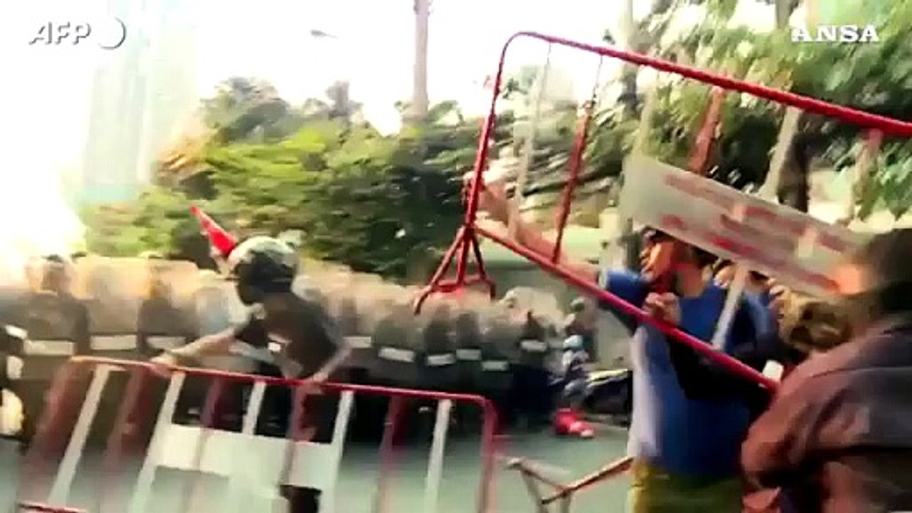 Bangkok, manifestanti thailandesi si scontrano con la polizia nelle proteste contro il golpe in Myanmar