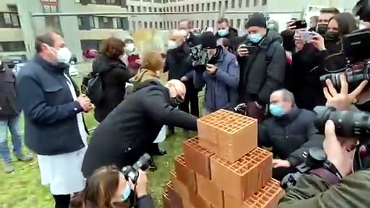 Bonaccini firma i mattoni