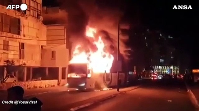 Lockdown a Israele, scontri tra ortodossi e polizia: dato alle fiamme un bus