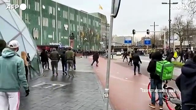 Scontri a proteste anti-lockdown, centinaia di arresti in Olanda
