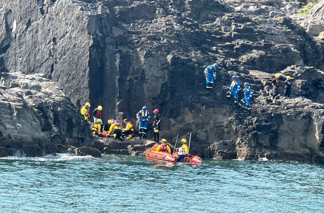 Child rescued in multi-agency operation after fall on rocks near Tenby