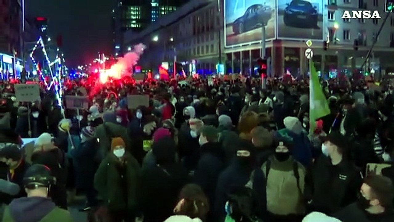 Cresce la rabbia in Polonia contro divieto d'aborto