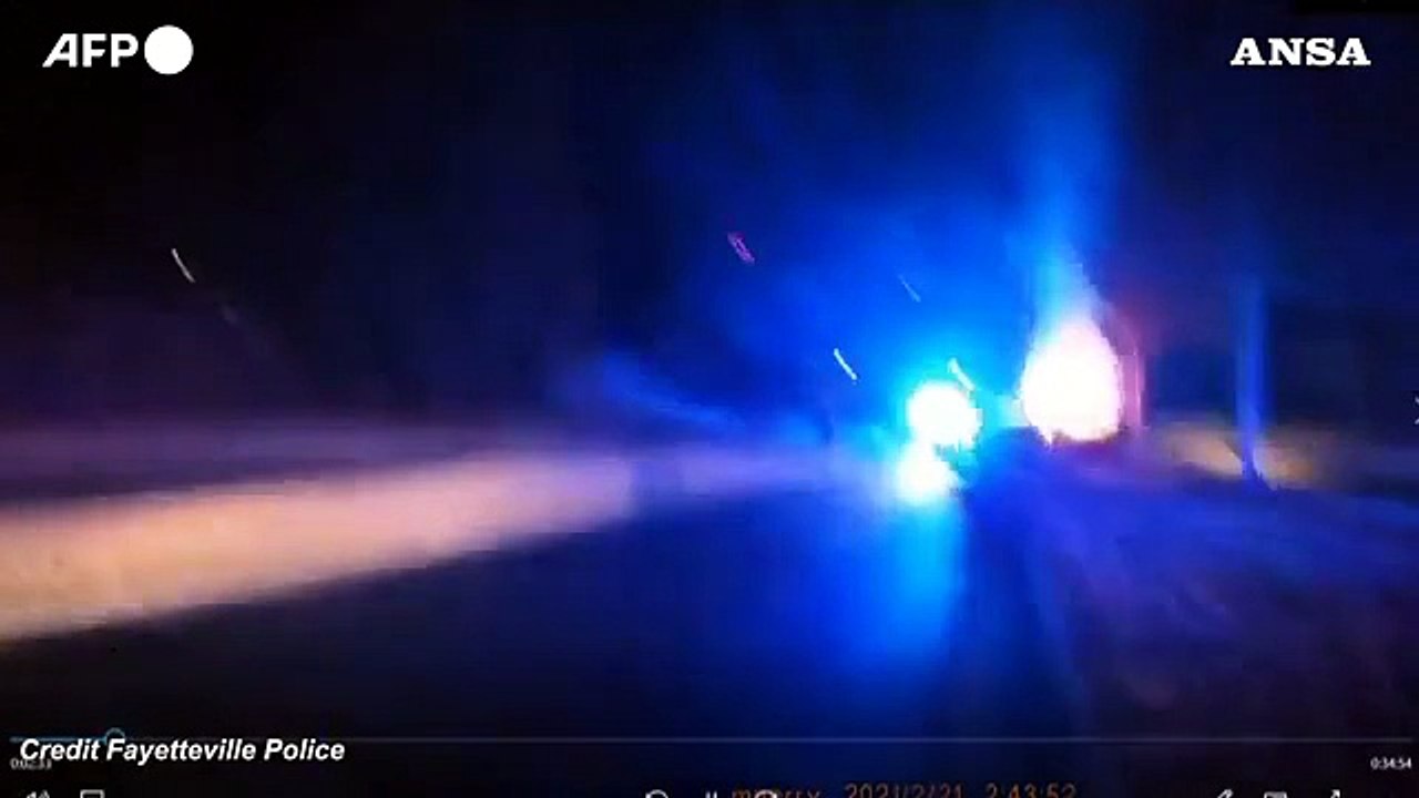 Usa, agenti salvano due persone da un'auto avvolta dalle fiamme
