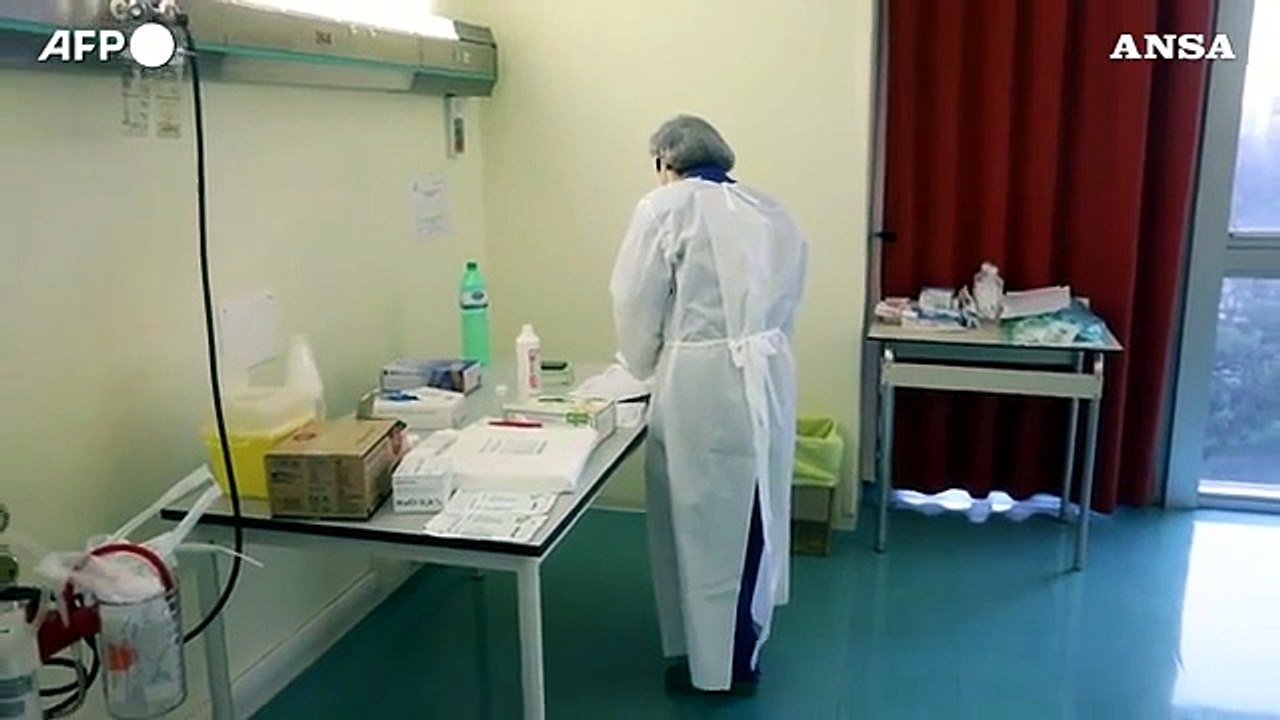 Vaccini, l'ira delle Regioni per i tagli